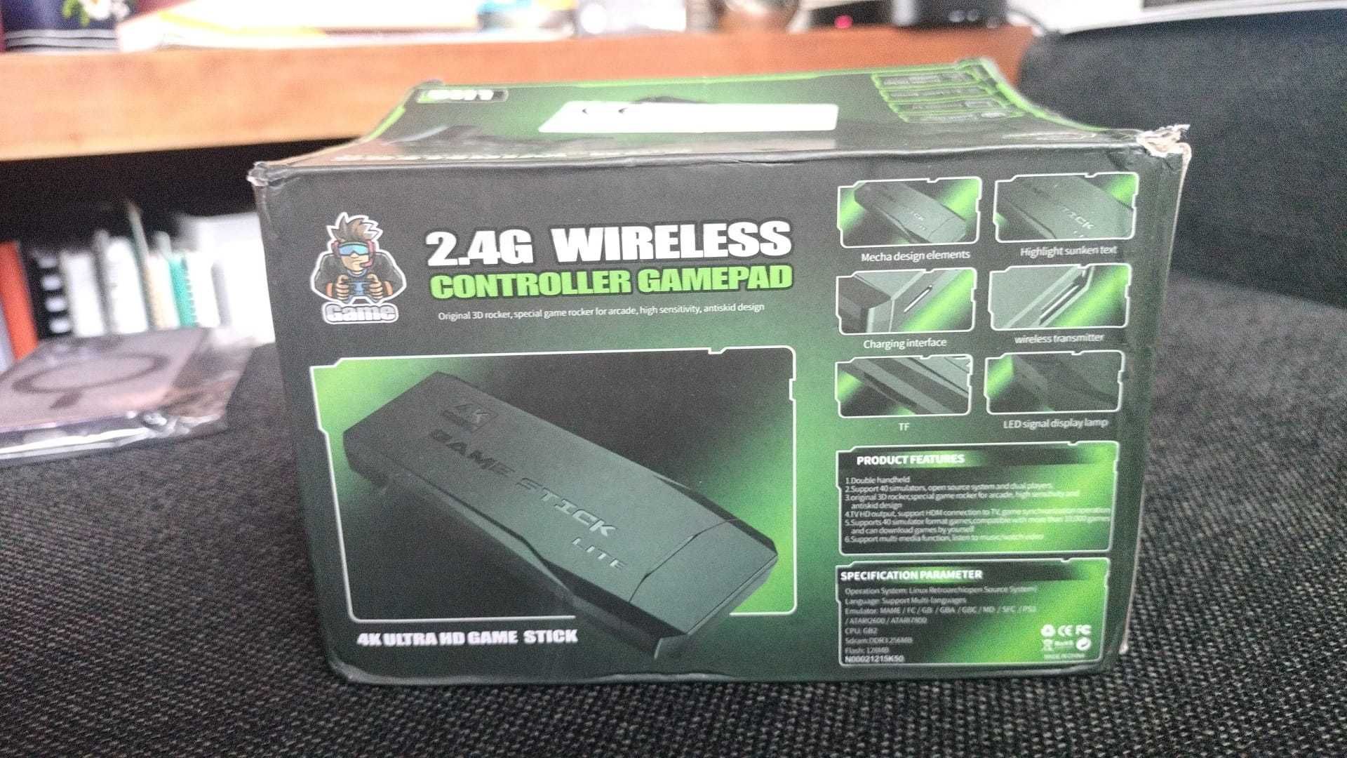 Consola retro com conectividade à televisão e com 2 comandos
