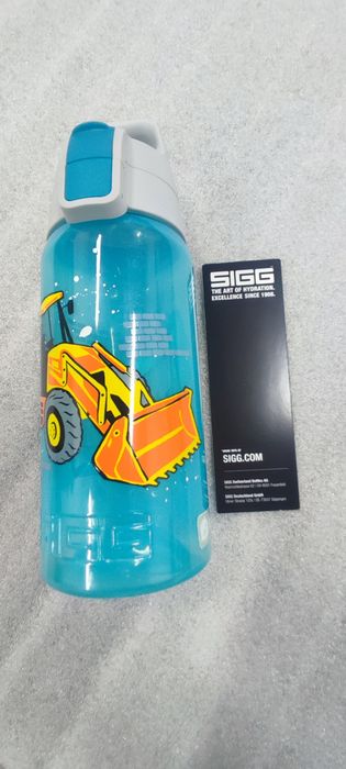 SIGG VIVA One o pojemności 0,5 litra, z motywem koparki.