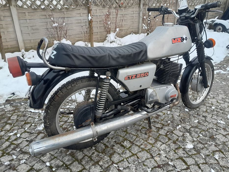 Mz etz 250 z dokumenrami na chodzie