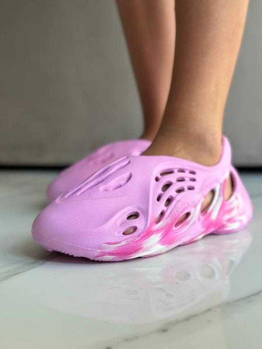 Жіночі рожеві шльопанці-сланці Yeezy Foam Runner 
Pink кроссовки