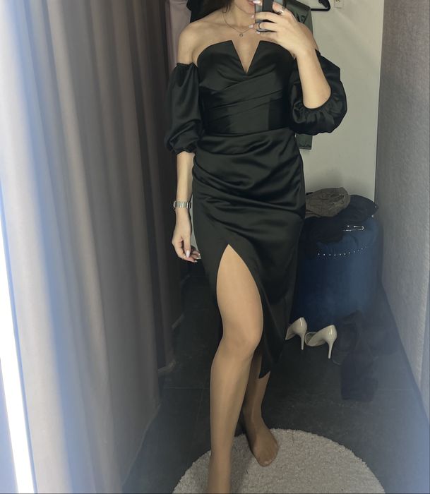 Чорна сукня вечірня корсетна атласна міді з рукавом