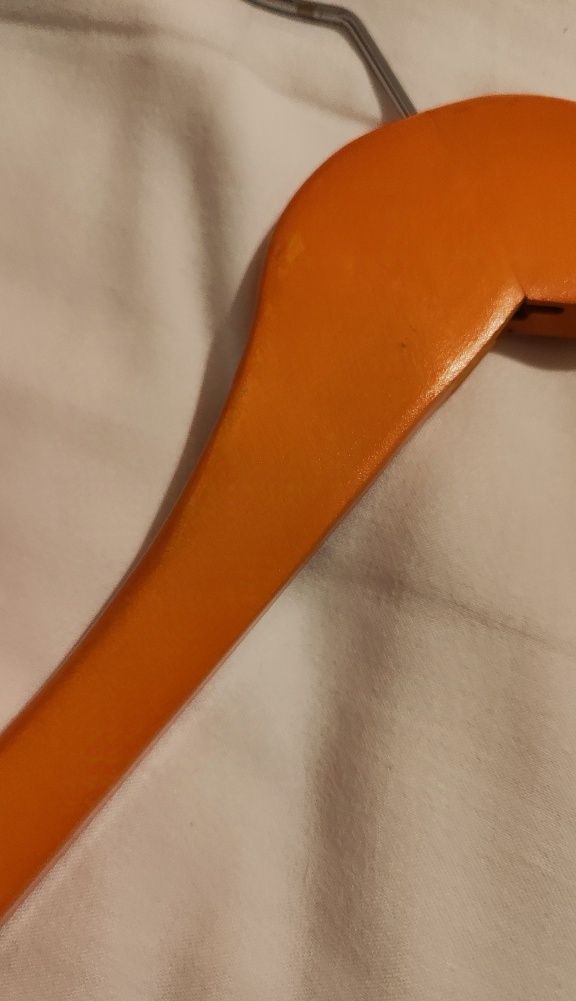 Conjunto de 12 cabides / cruzetas de madeira cor de laranja