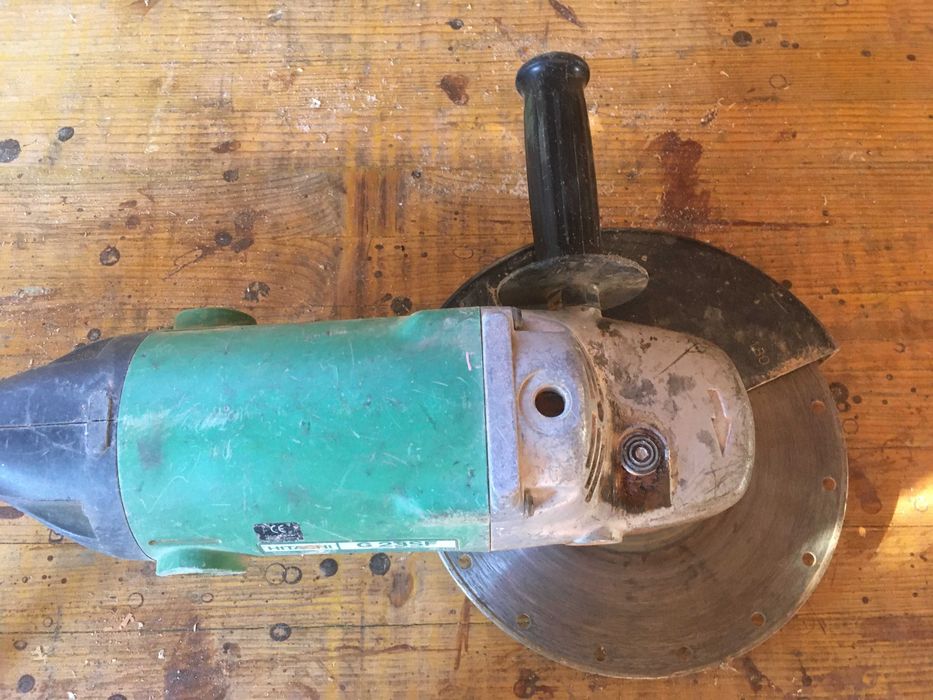Rebarbadora 230mm HITACHI G23SF