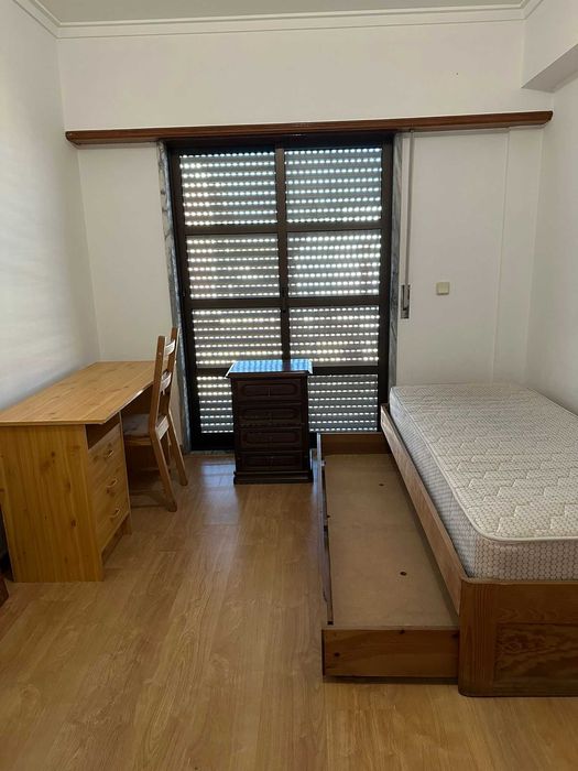 Cama + colchão + secretária + mesa de cabeceira – tudo por 120 €