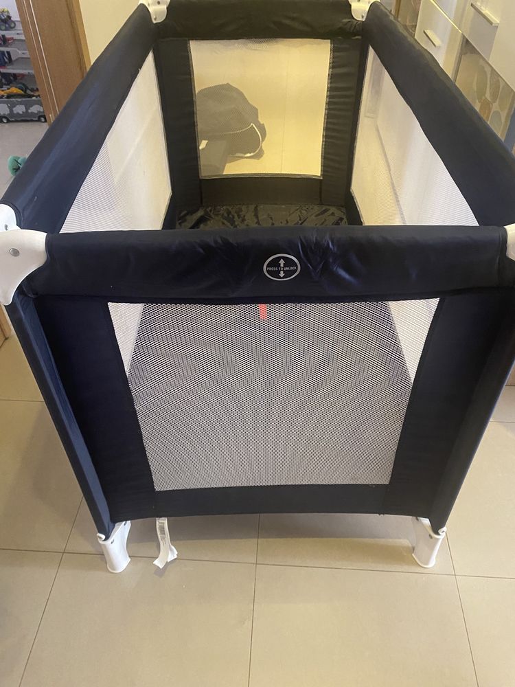 Cama de Viagem Azul Marinho Zippy influi colchao