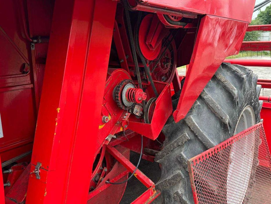 Свіжо привезений комбайн Massey Ferguson 20 48S Клас Sampo Норвегія