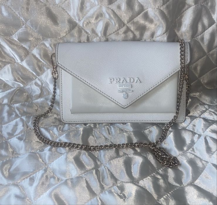 PRADA biala kopertowka na łańcuszku