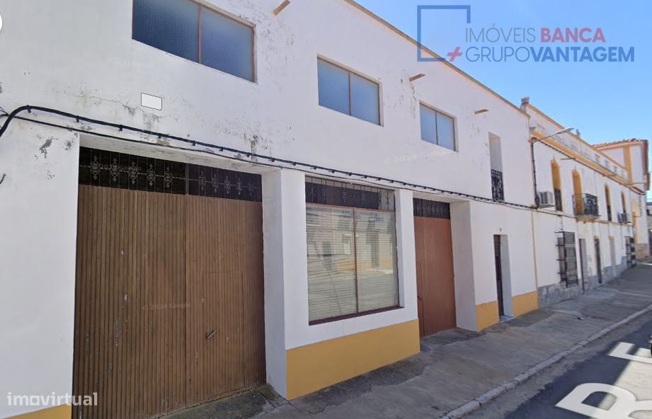 Loja em banda, destinada a espaço comercial, no centro da povoação ...