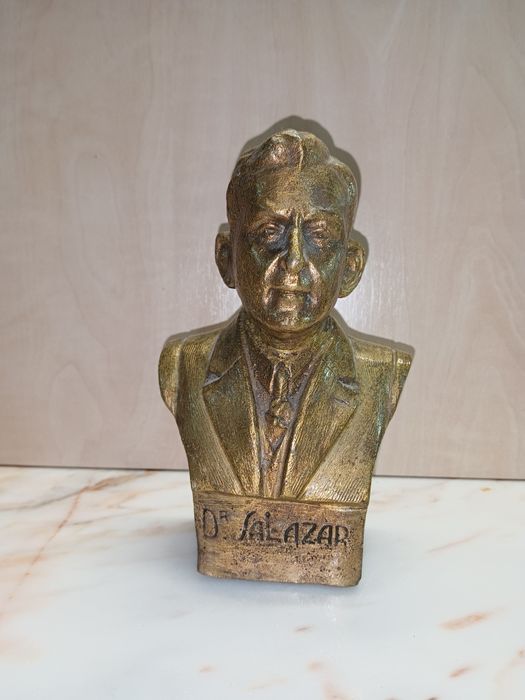 Busto de "Dr SALAZAR" em latão fundido, peça maciça com 17cm