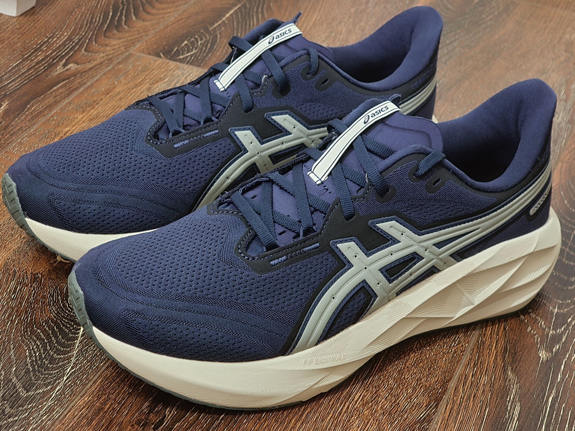 Оригінал 100% чоловічі кросівки asics novablast 5  eur 48