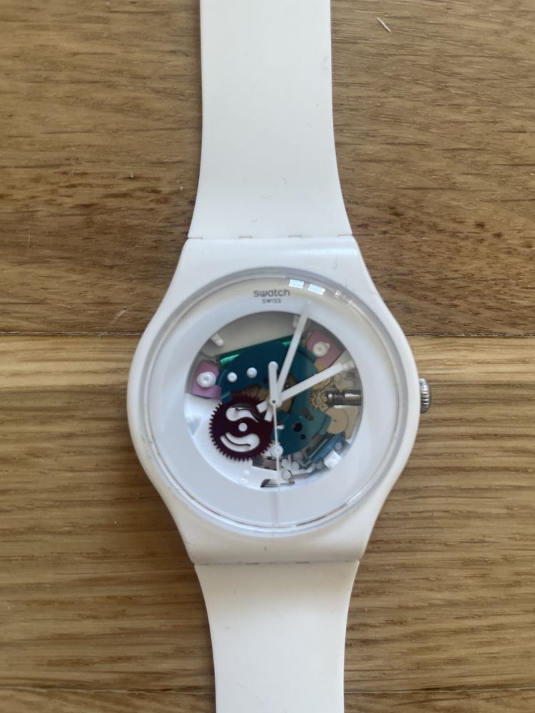 Stylowy zegarek SWATCH z widocznymi  mechanizmem