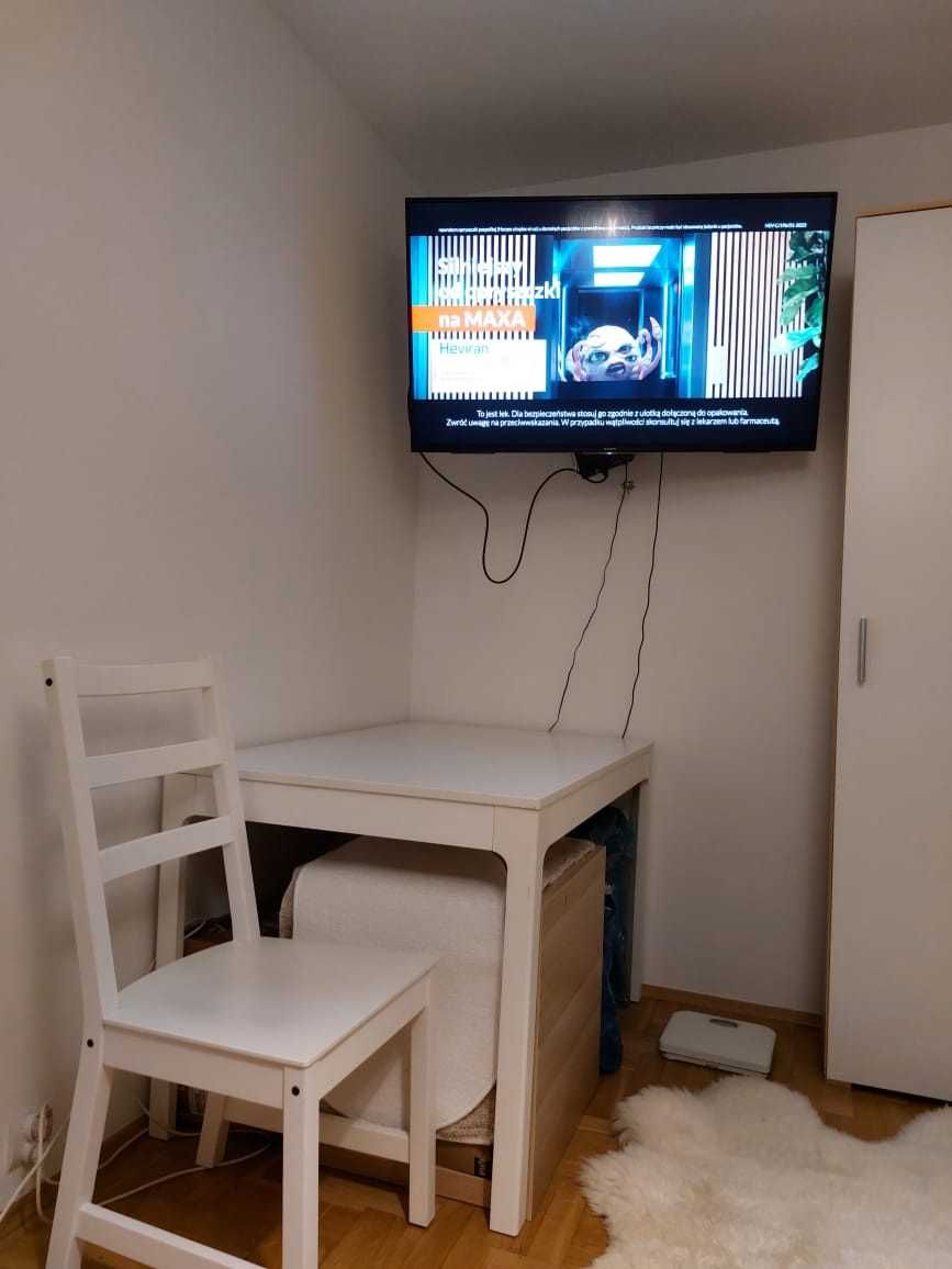 Sprzedam duży bialy stół. Cena 400 zl