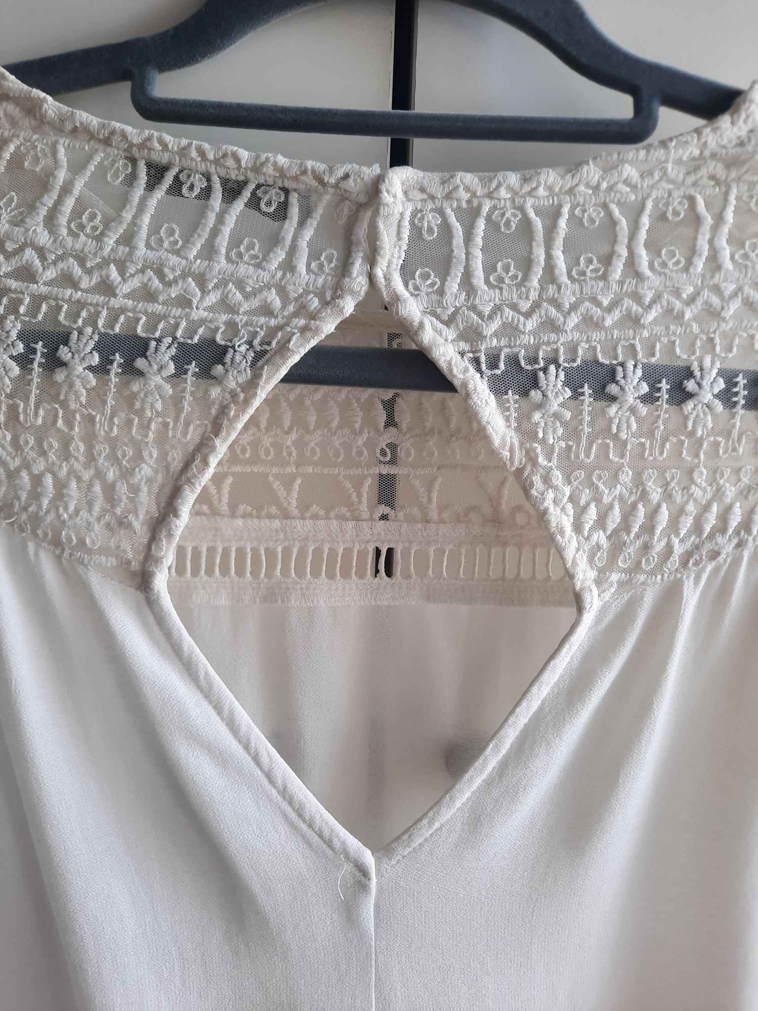 Blusa branca com mangas em renda da Mango