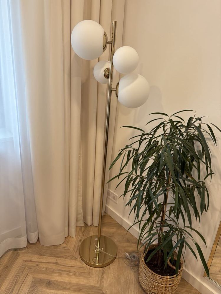 Złota lampa stojąca