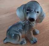 Porcelanowa figurka psa – szczeniak jamnika, 9 cm