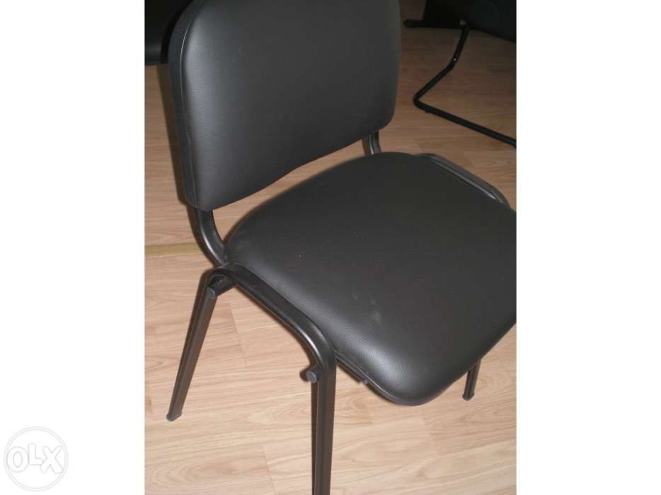 Cadeira de 4 pés em semi-pele preta " Nova"
