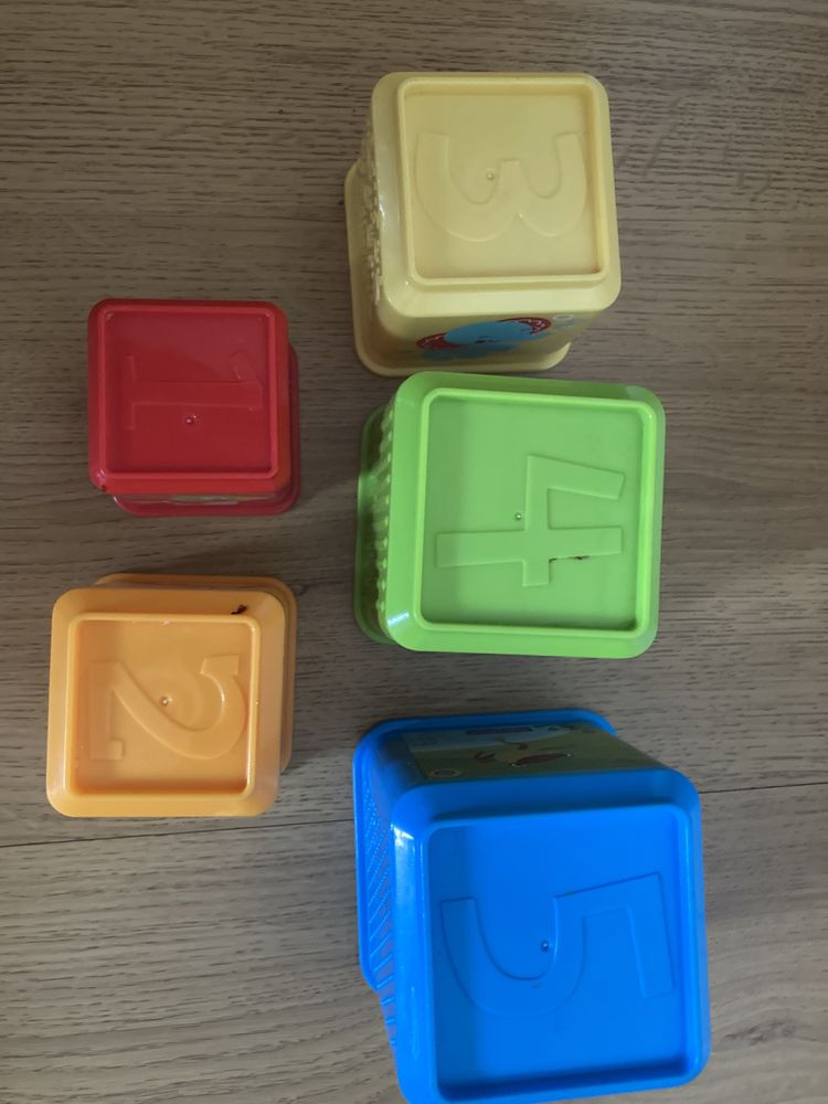 FISHER PRICE KLOCKI ODKRYWCY piramidka kubeczki 6m+