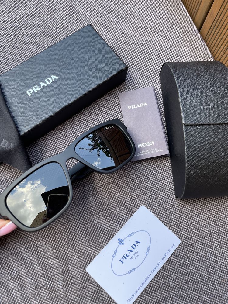 Солнцезащитные очки Prada