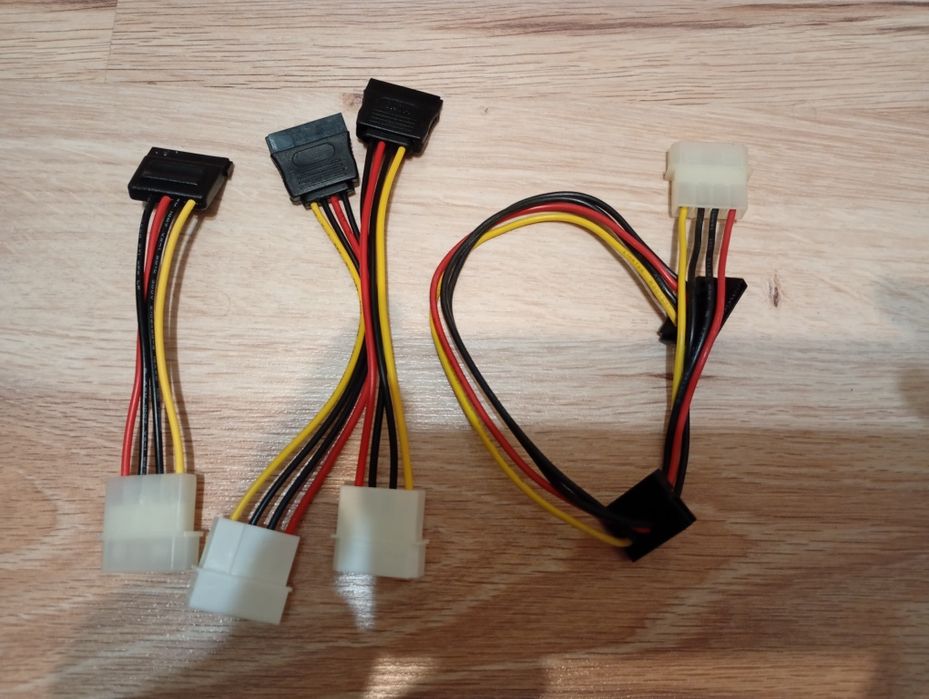 Adapter molex sata