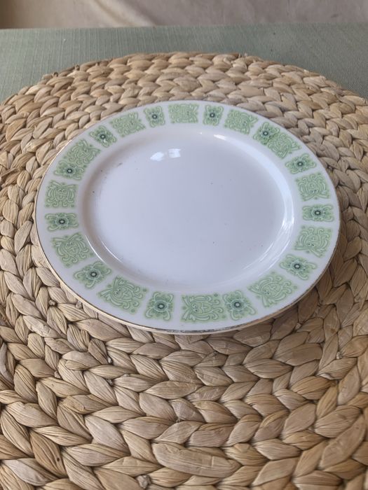 Talerze porcelana bialo - zielone 14 sztuk Stan bardzo dobry