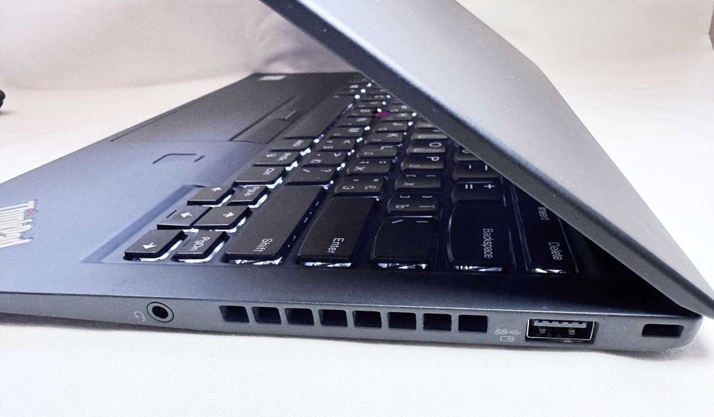Lenovo Thinkpad X1 Carbon 5th Gen 14" WQHD/i7-7500U/8Gb RAM/256Gb SSD
