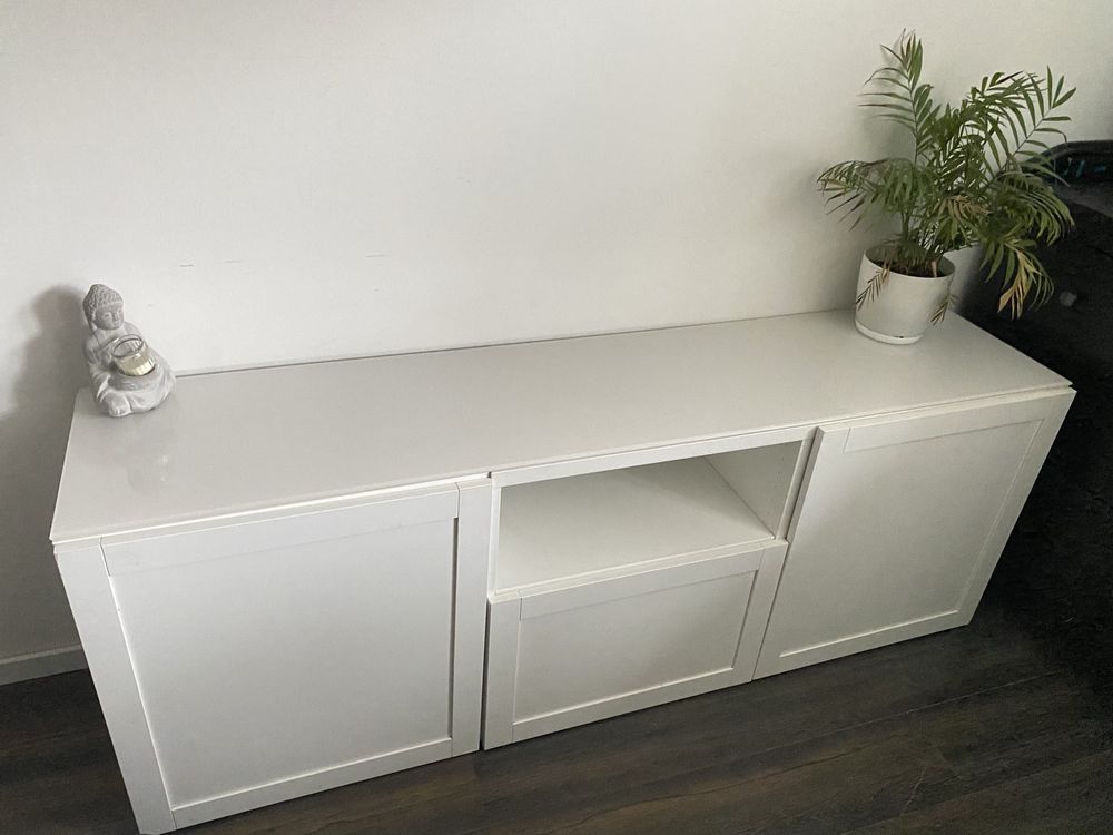 Biała komoda ikea z szufladą i szklanym blatem
