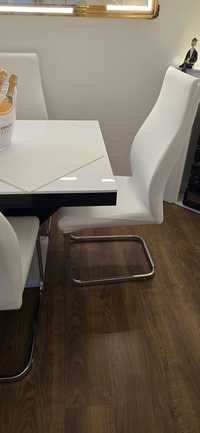 Białe krzesła z salonu Agata meble