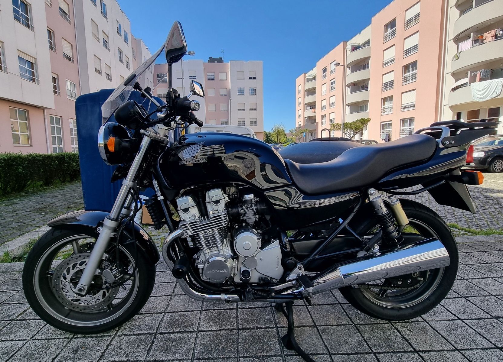 Moto Honda CB 750 preta