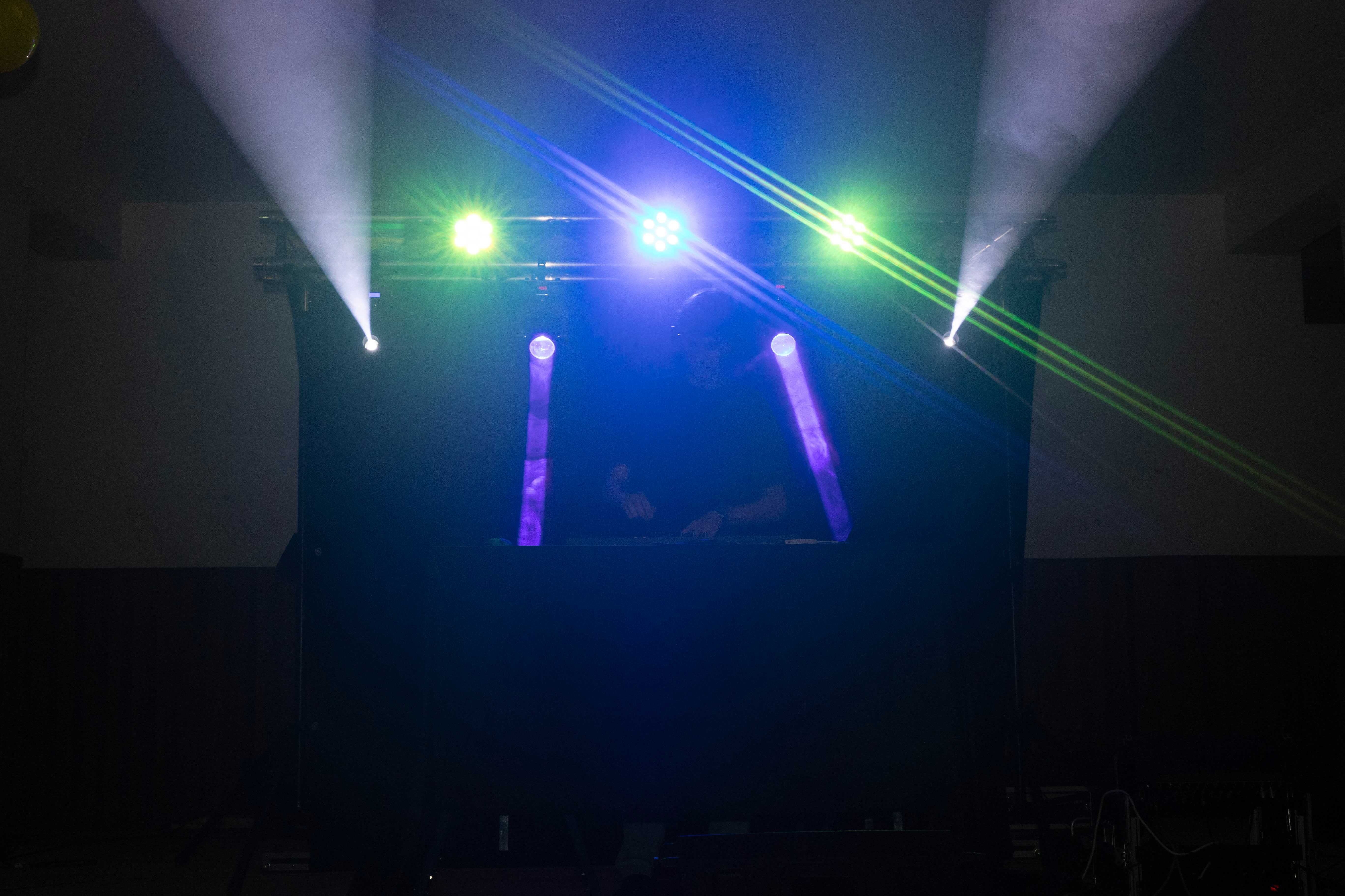 DJ/SOM/LUZ para festas