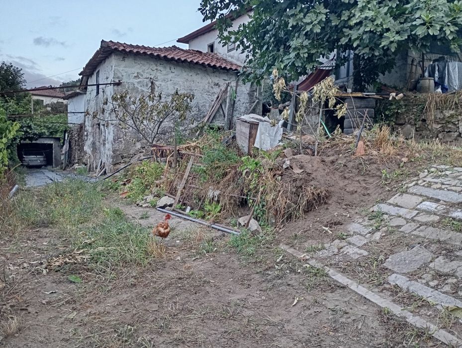 Moradia para restaurar com terreno envolvente