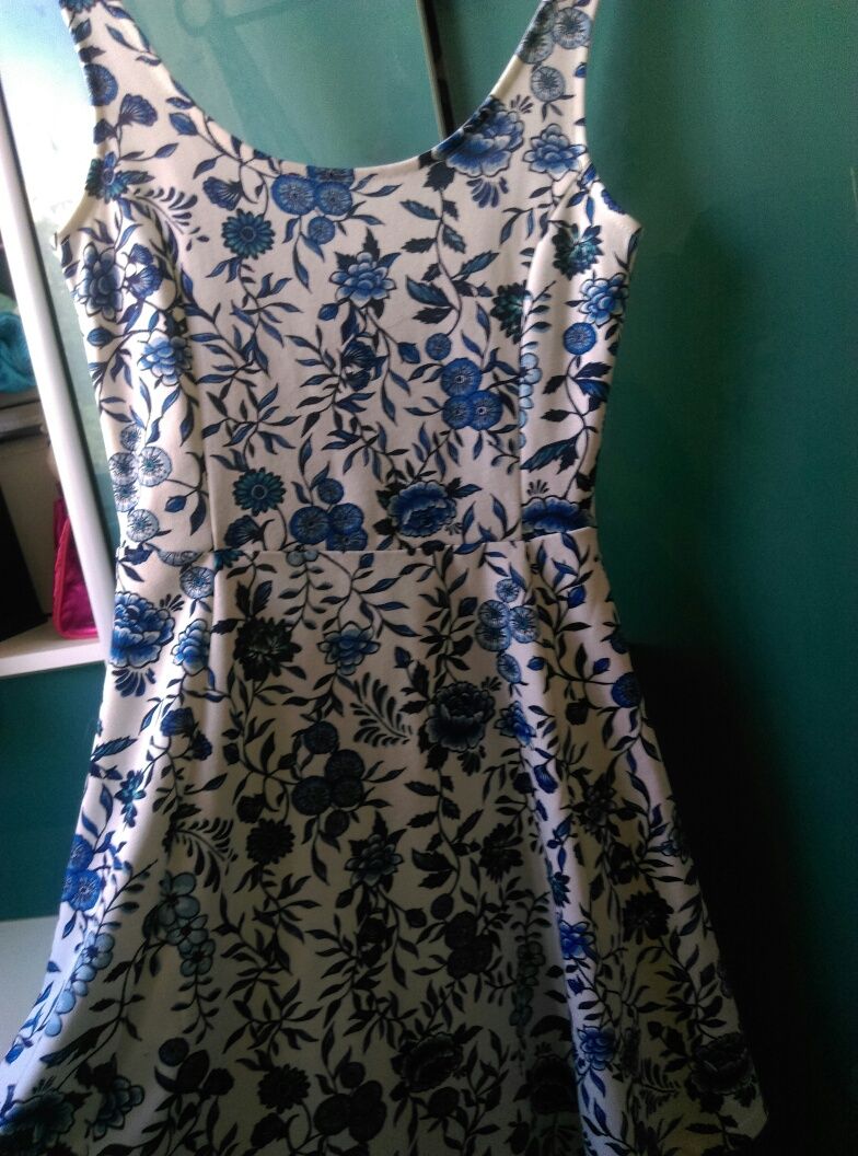 Sukienka w kwiaty H&M