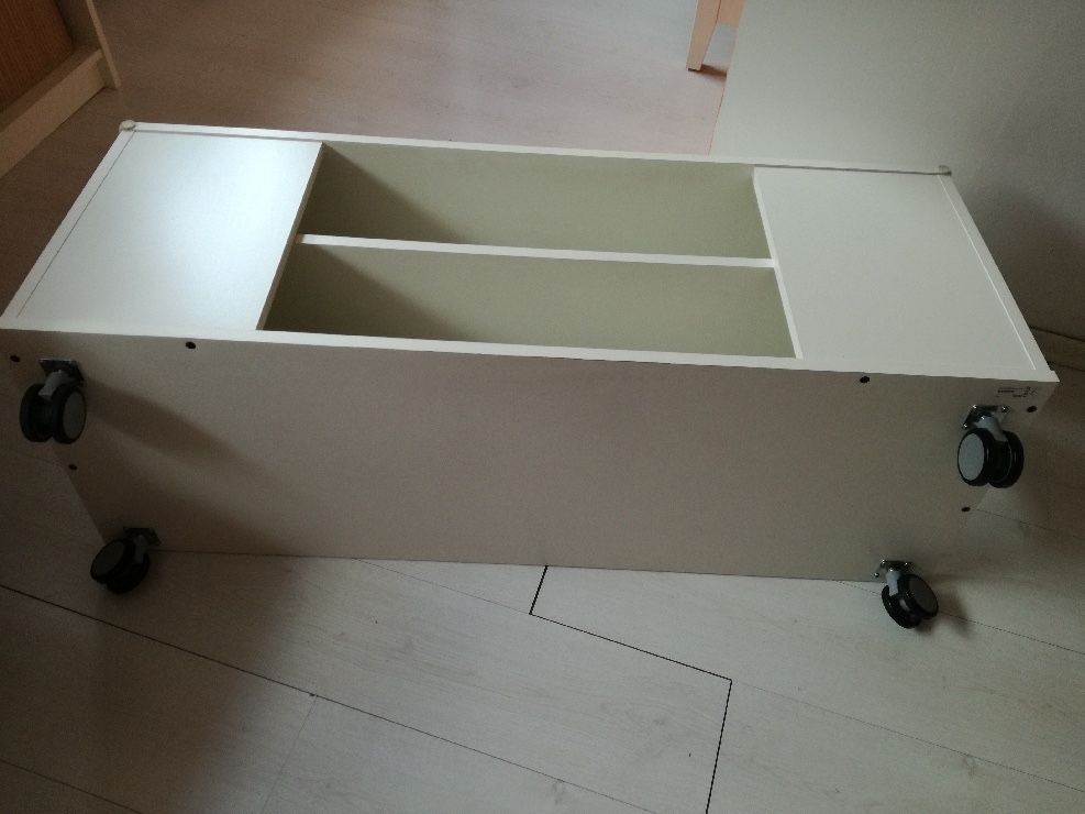 Stolik na kólkach pod telewizor Ikea