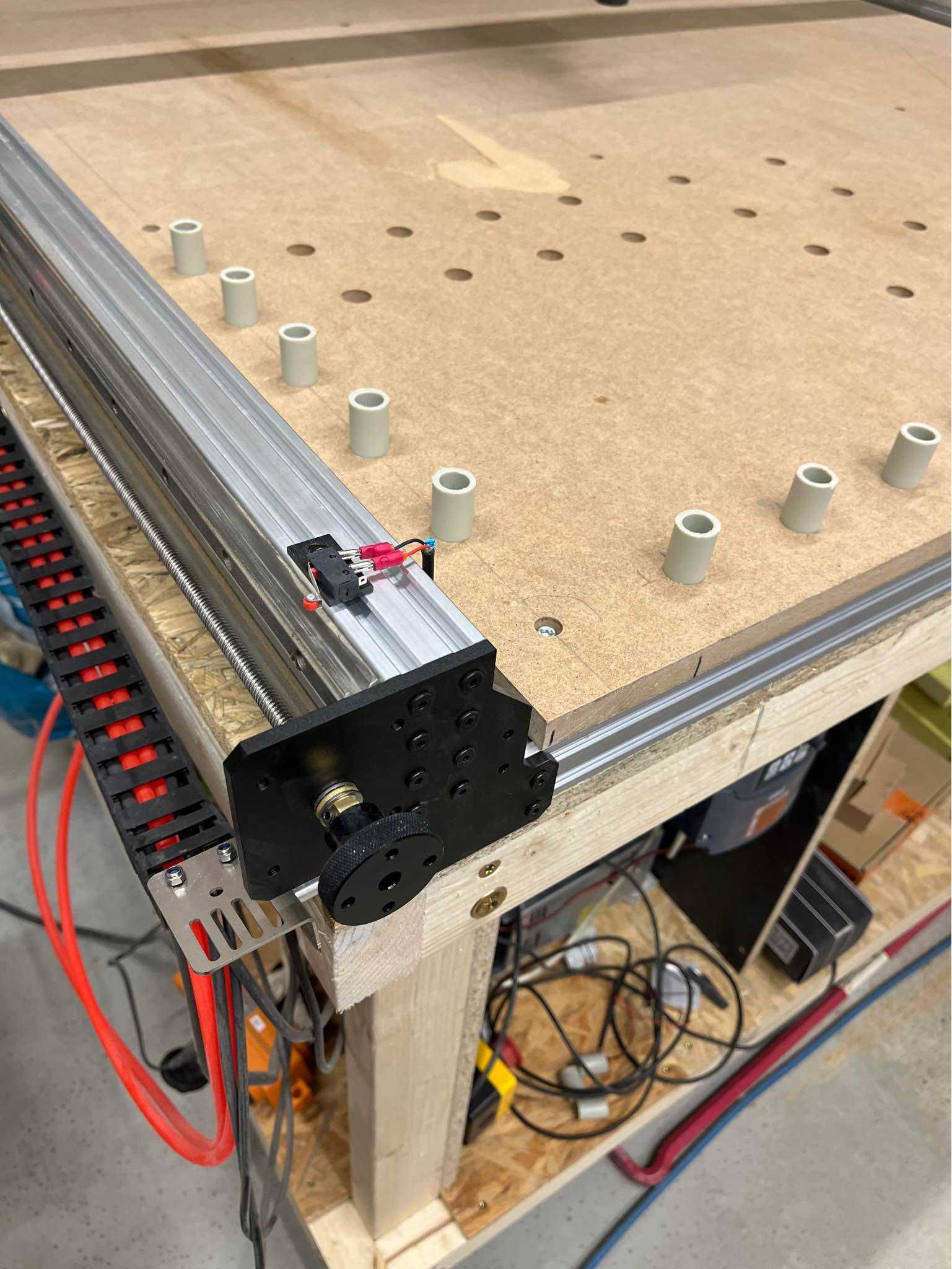 Frezarka do drewna QUEENBEE CNC 2,2kW pole 1270x1300 ER20 3 osie