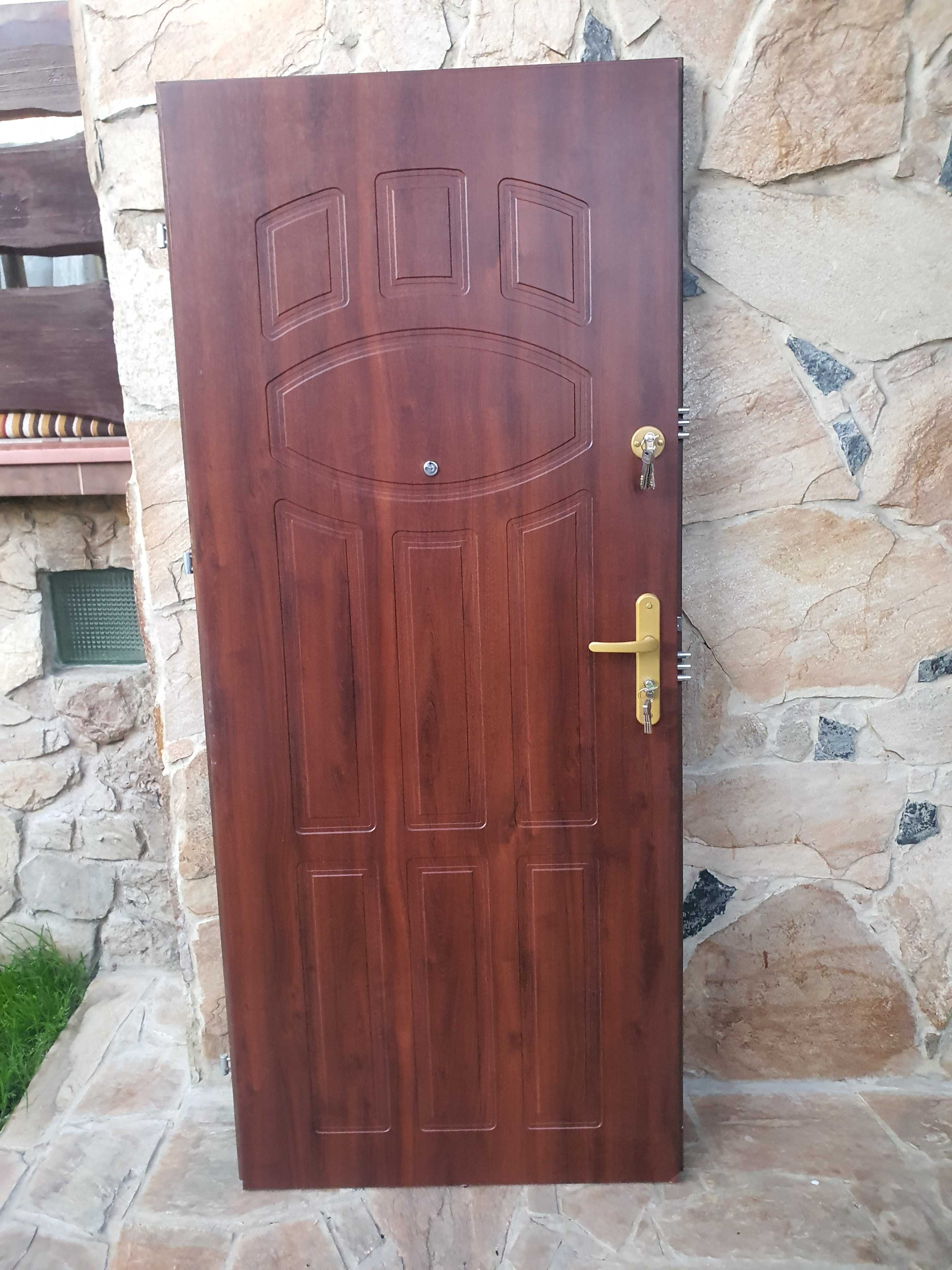 Drzwi zewnętrzne wejściowe, wewnątrz klatkowe - zamki i klucze