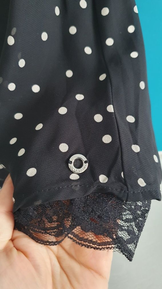 Czarna sukienka w groszki z obniżoną talią S Top Secret