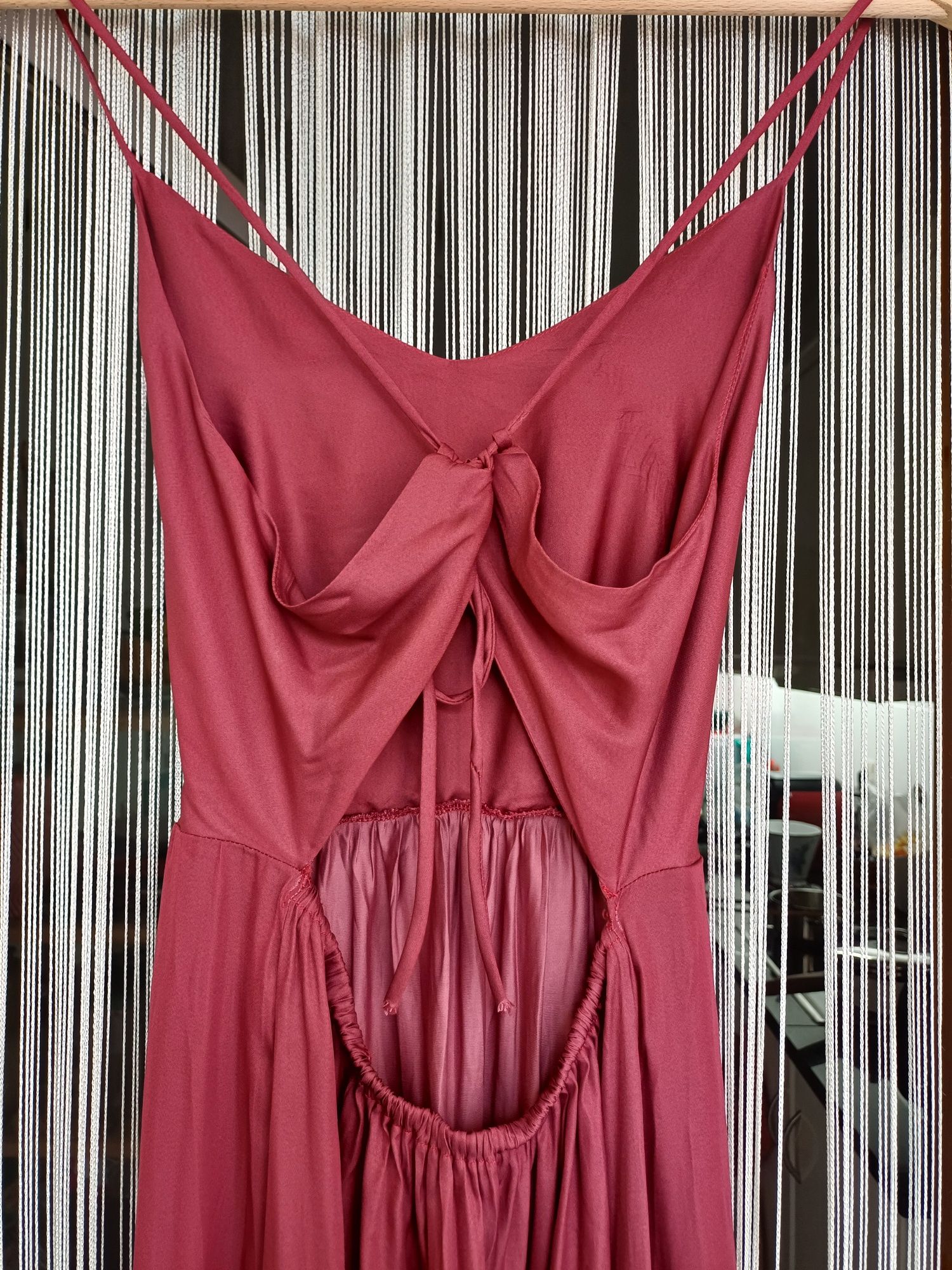 Lindo vestido comprido bordeaux, com belo entrançado nas costas (S)