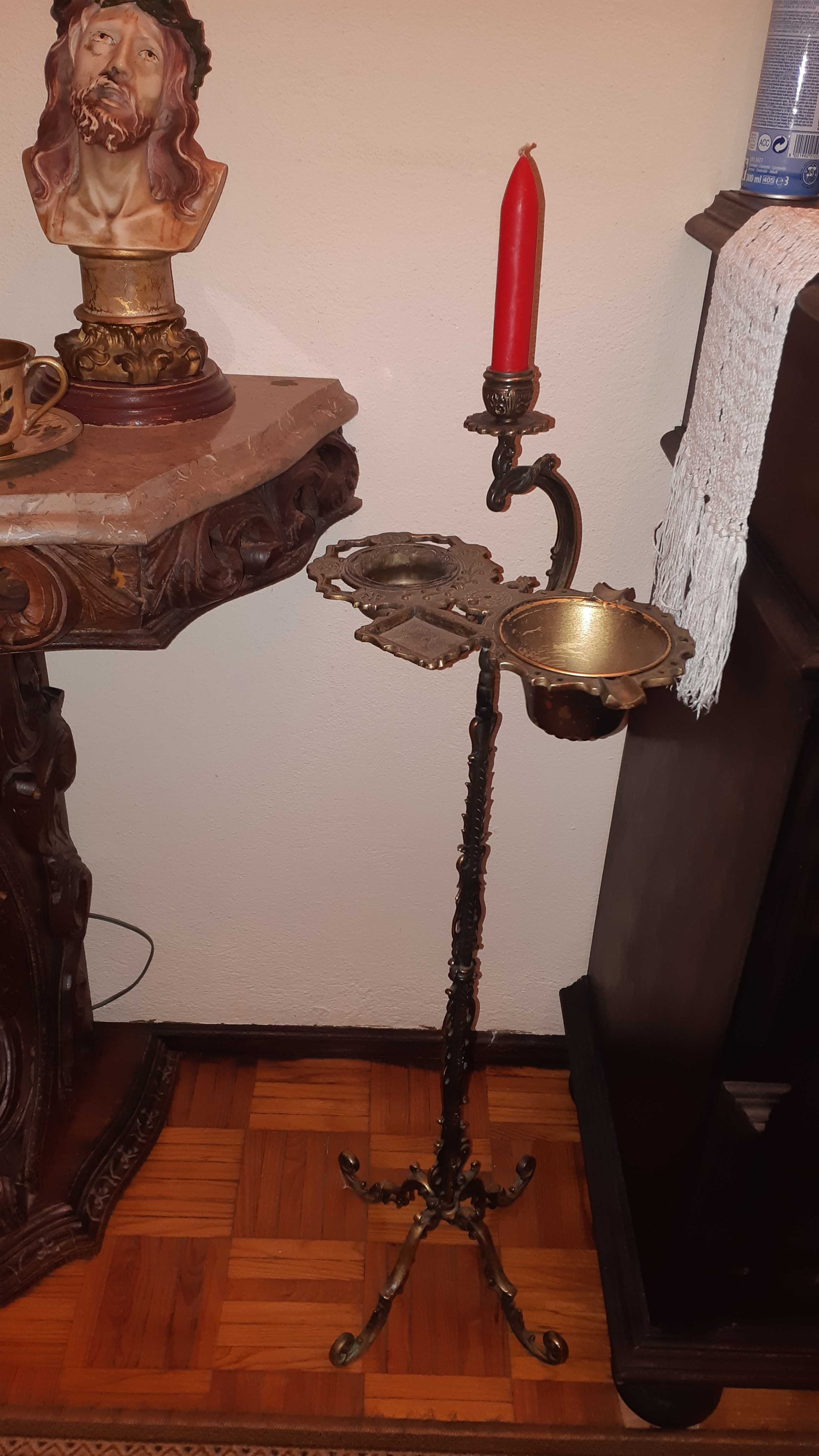 Cinzeiro de pé em metal muito antigo com 78 cm de altura