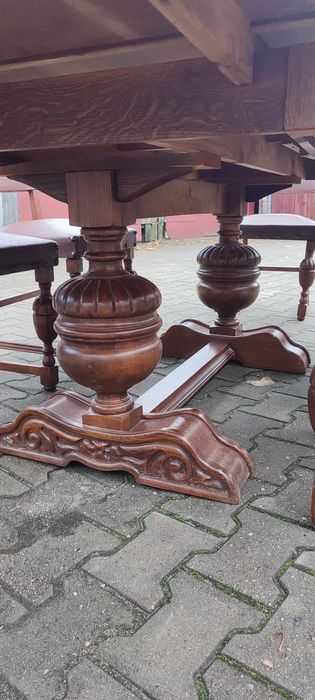 Stół z 6 krzesłami drewniny