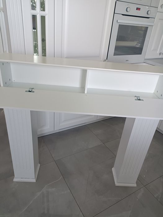 Biała konsola dekor