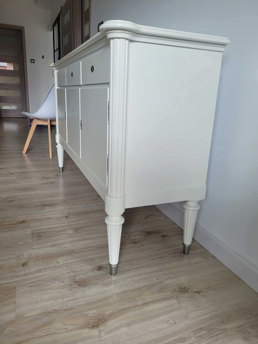 Zestaw mebli komoda, stół, krzesła