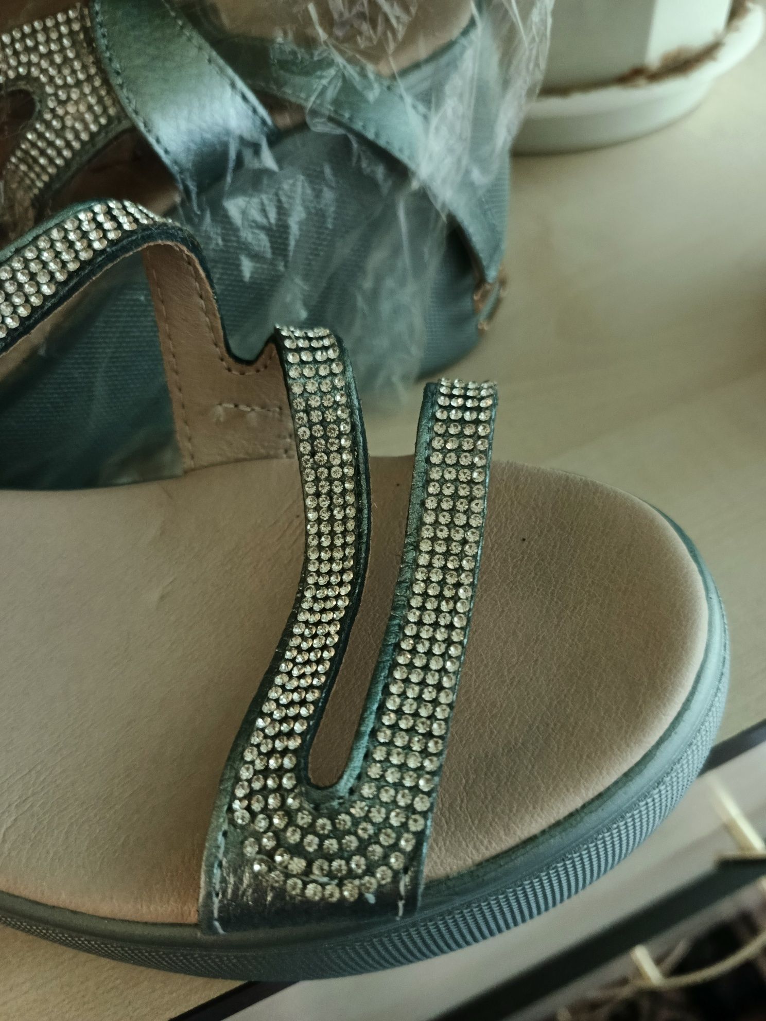 Продам босоніжки НОВІ
