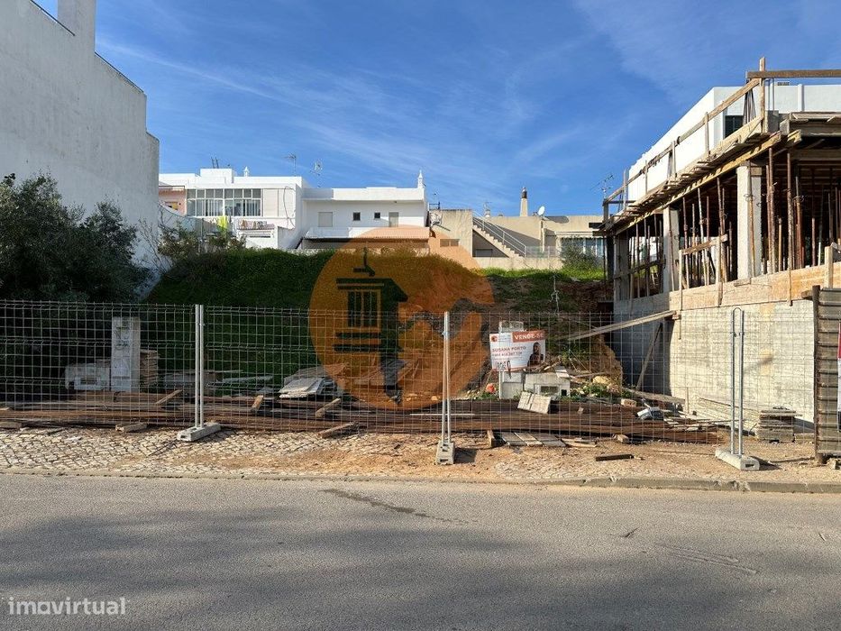 Lote de Terreno para construção de moradia T3 com piscina e garagem!