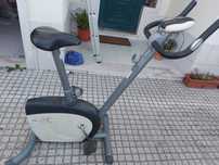 Bicicleta estática de ginástica, cinzenta e preta