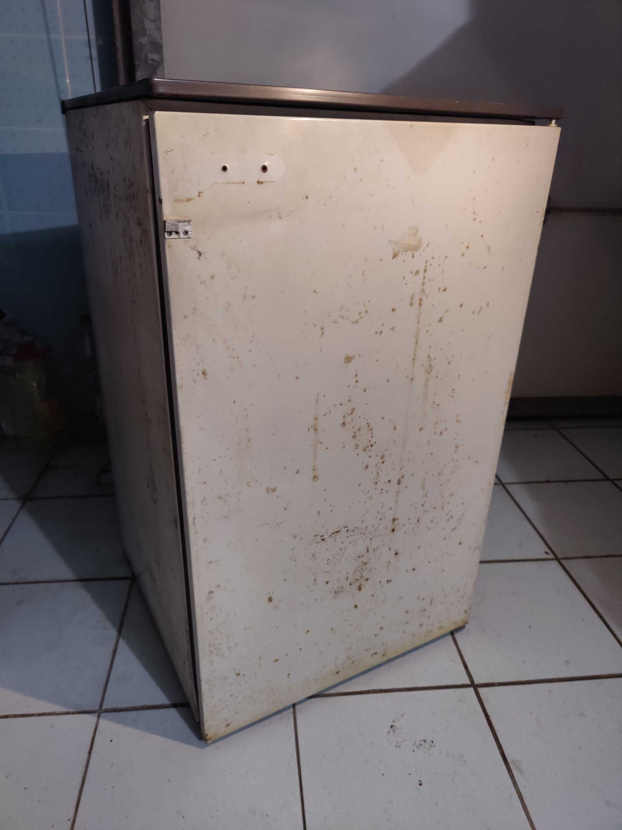 Frigorifico de encastrar com muito desgaste mas a funcionar