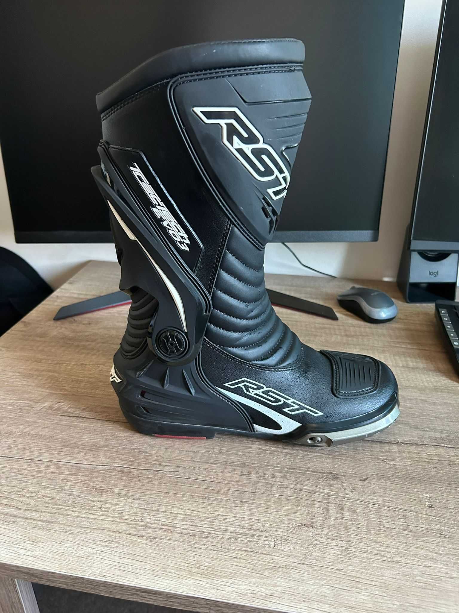 Sprzedam nowy kombinezon motocyklowy, kask i buty