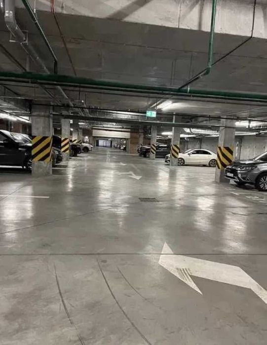 Продаж підземного просторого паркомісця з розеткою в ЖК RiverStone