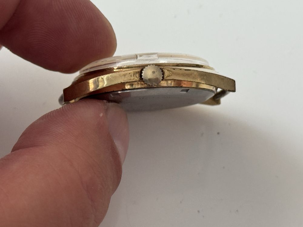 Zegarek Owix Swiss made, 17jewels, zlocony, wymiary 35.5/38mm, sprawny