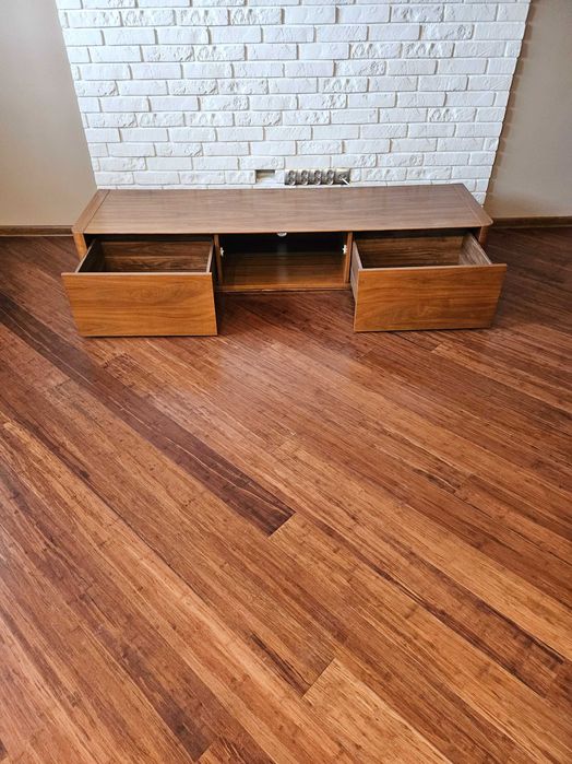 Drewniany stolik, ława