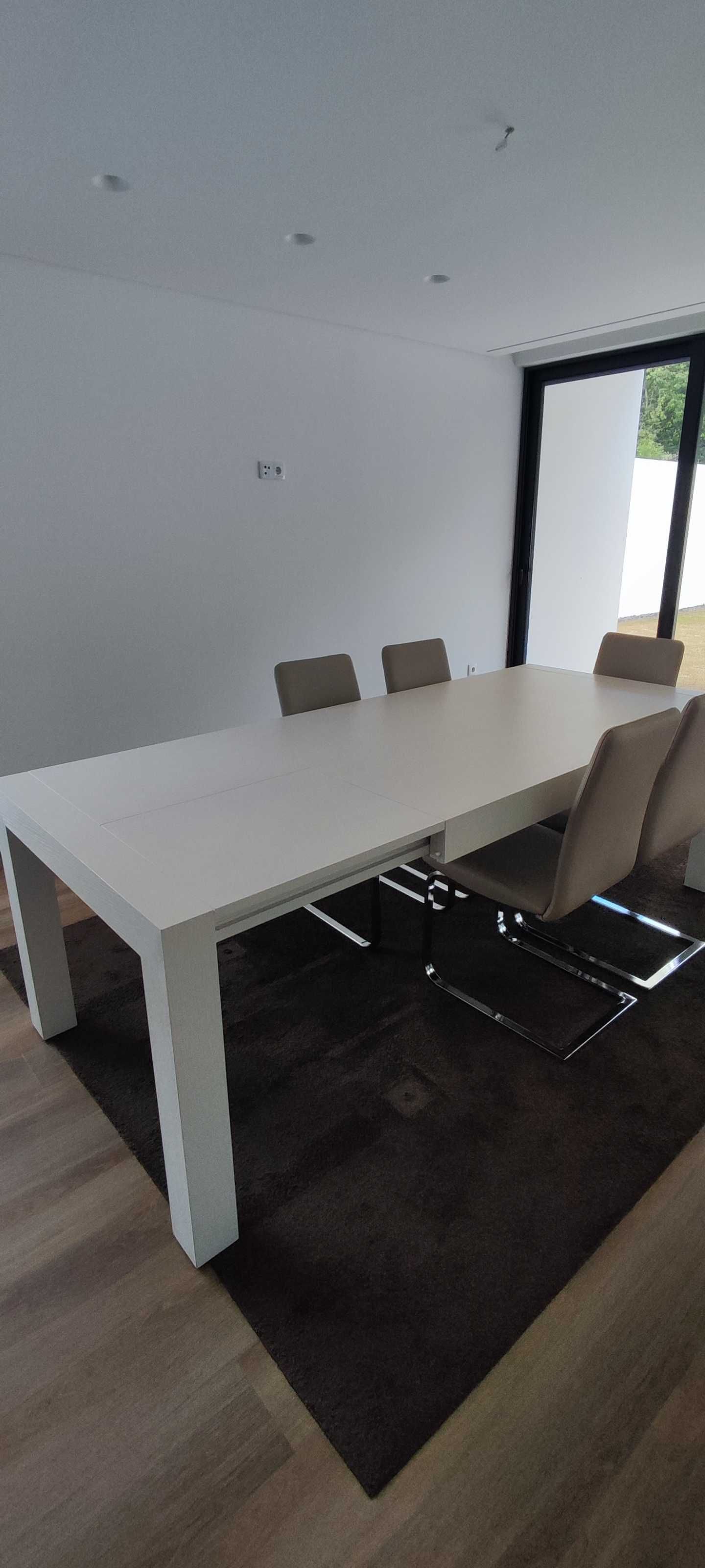 Conjunto mesa de jantar e cadeiras