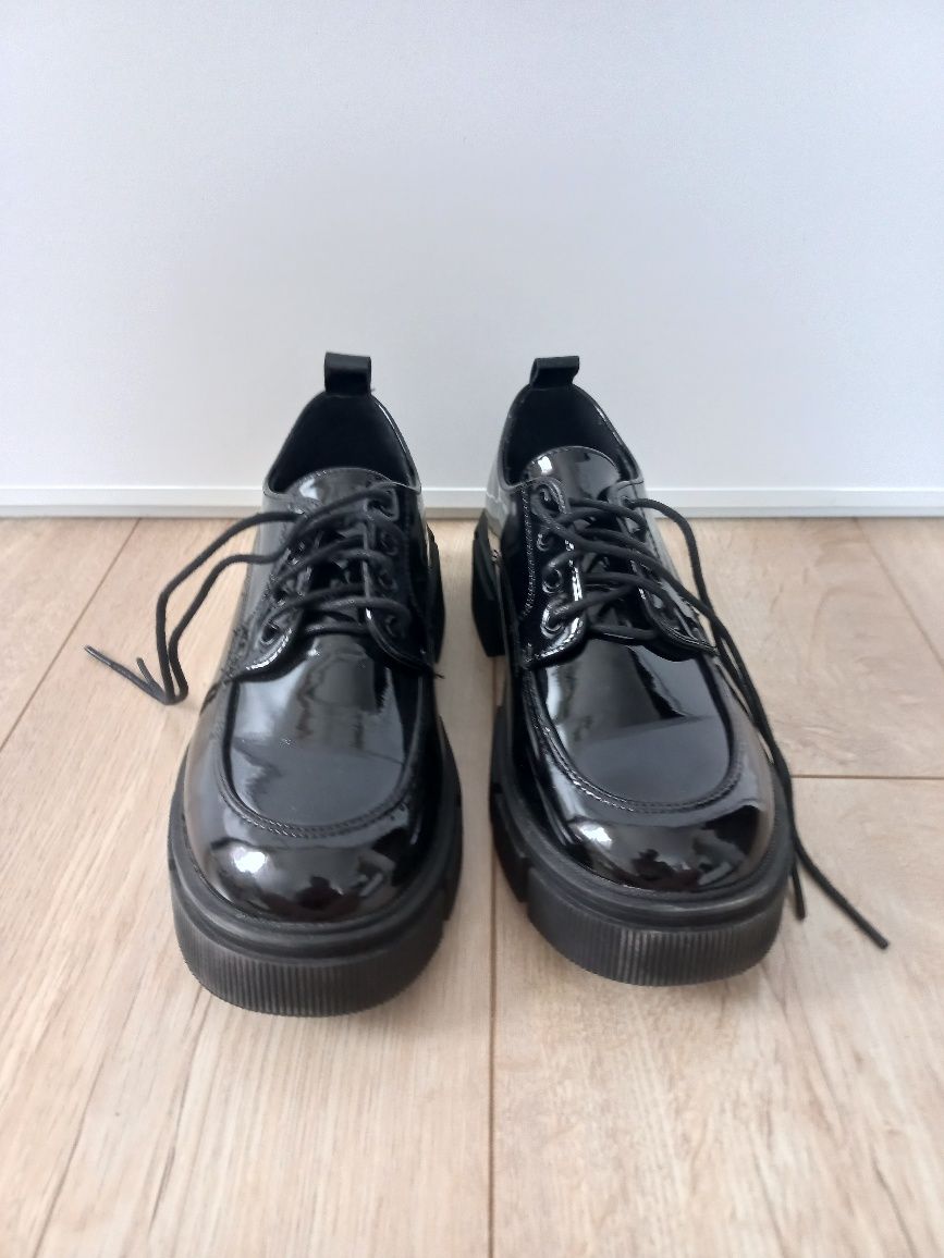 Buty mokasyny lakierowane